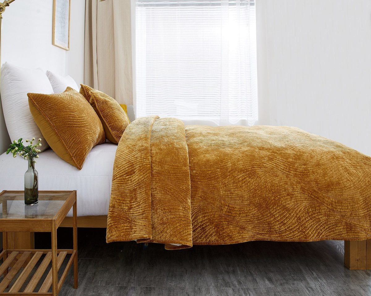 Tache Velvet Dreams Melted Gold Plush Waves Pillow Sham (JHW-852Y)